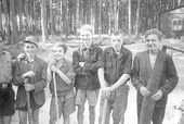 Jugendliche Jungen in der Waldschule Querum mit Schaufeln und Sägen