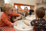 Kinder putzen sich im Waschraum ihre Zähne