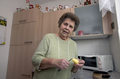 Eine Frau steht in der Küche und schält eine Kartoffel