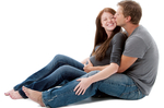 Ein Mann sitzt auf dem Boden, eine schwangere Frau zwischen seinen Beinen, ihr Kopf ist zu ihm gewandt, er küsst sie auf die Wange.