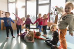 Mehrere Kinder tanzen in einem Bewegungsraum