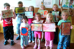 Kinder zeigen ihre selbstgemalten Bilder