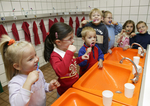 Kinder beim Zähneputzen im Bad