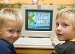 Zwei Jungen spielen und lernen an einem Computer