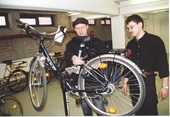 Zwei Männer arbeiten an einem Fahrrad
