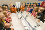 Viele Kinder im Badezimmer beim Zähneputzen